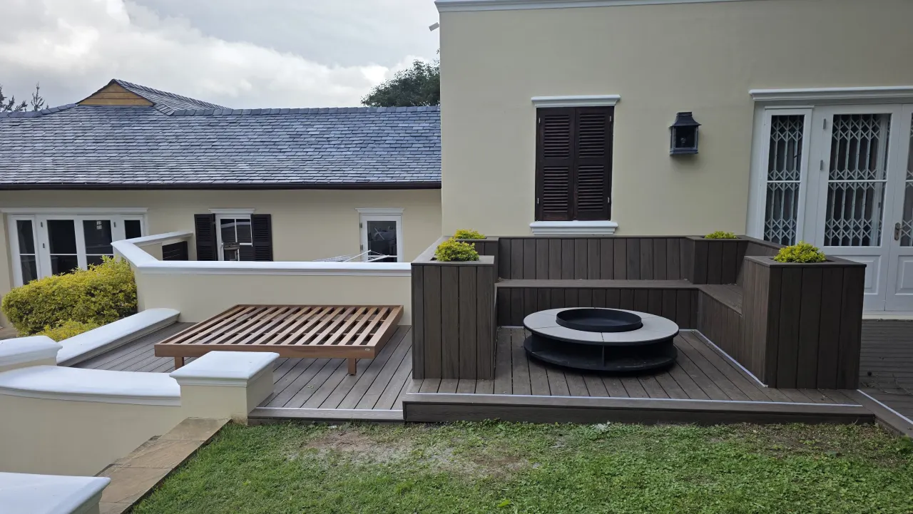 Composite deck with built-in seating around a round fire pit