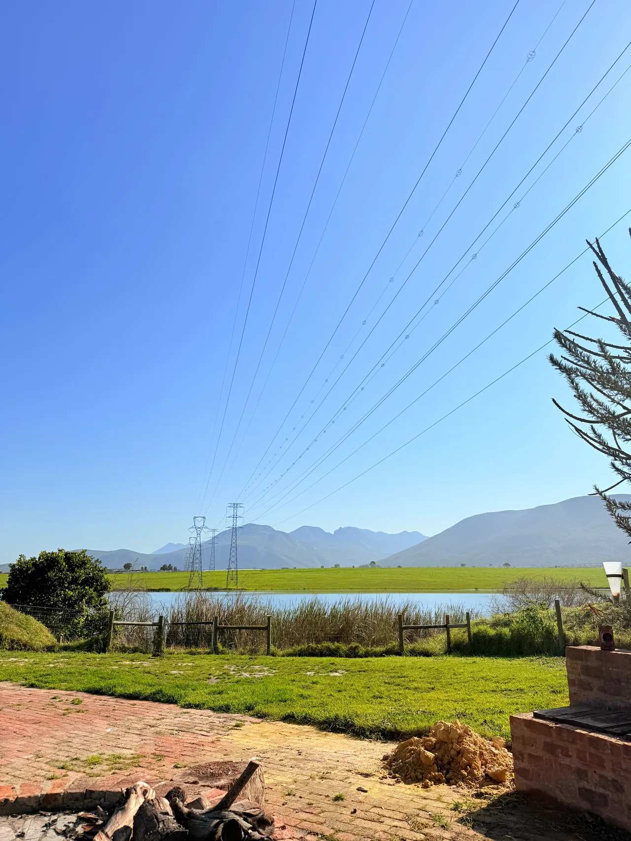 Garden suite — Lake and mountains seen from the garden under a blue sky