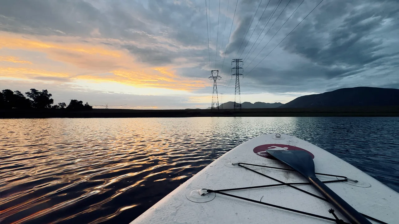 Garden suite — Paddle board on the lake at sunset