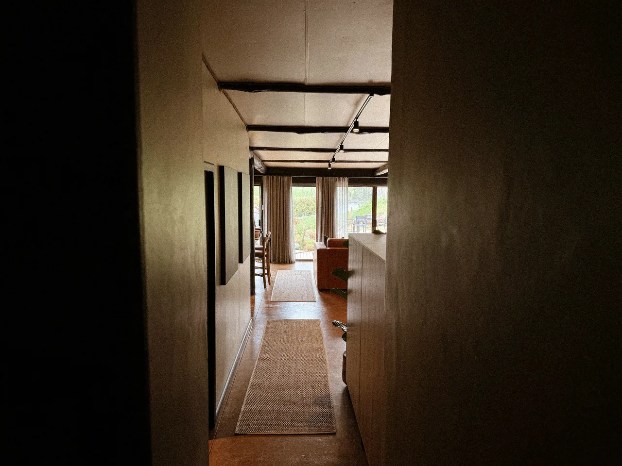 Garden suite — Hallway inside the suite leading to a doorway